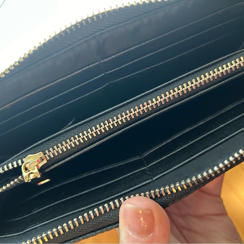 L Eternite Women’s Zippered Black Wallet - Picture 10 of 11